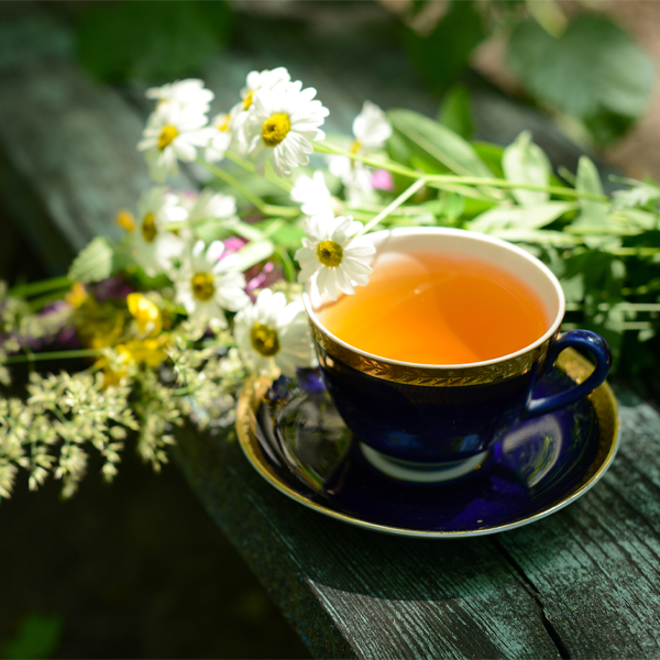 Teetasse mit Teekräutern aus dem garten